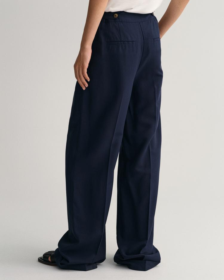 GANT spodnie z lejącego materiału Relaxed Fit - 4150256